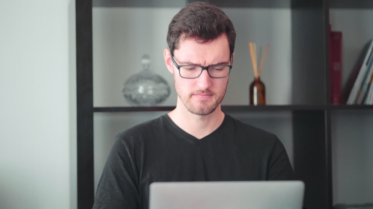 enojado resentimiento descontento emoción sobre el concepto de tecnología en línea