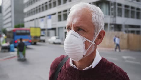 hombre caucásico por la calle con una máscara facial contra el coronavirus