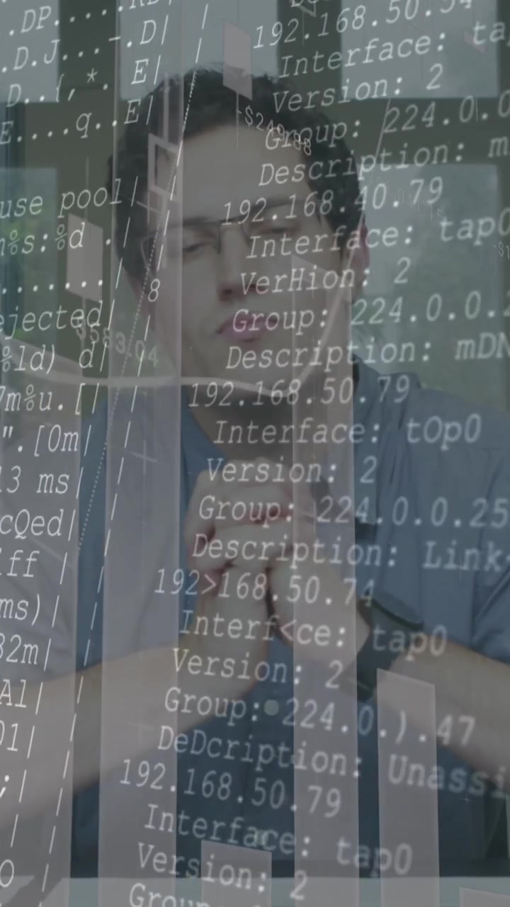 Animazione di elaborazione dati su uomo d'affari caucasico in ufficio