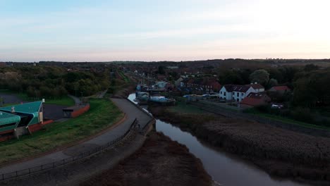 Serenidad-Al-Atardecer:-Vista-Aérea-Del-Puente-Humber-Y-Los-Automóviles-En-Un-Viaje-Armonioso