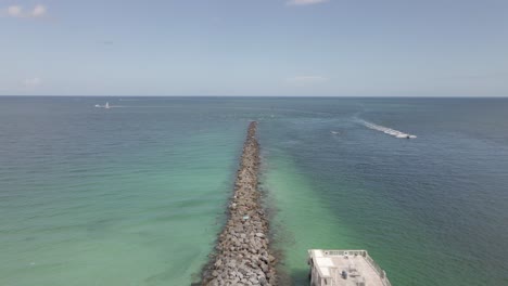 Antena:-Rompeolas-De-Rip-Rap-En-El-Muelle-De-South-Pointe-Park,-Miami,-Florida