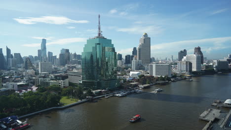 lapso de tiempo frente al río y tráfico fluvial frente a la torre del gato, bangkok, tailandia