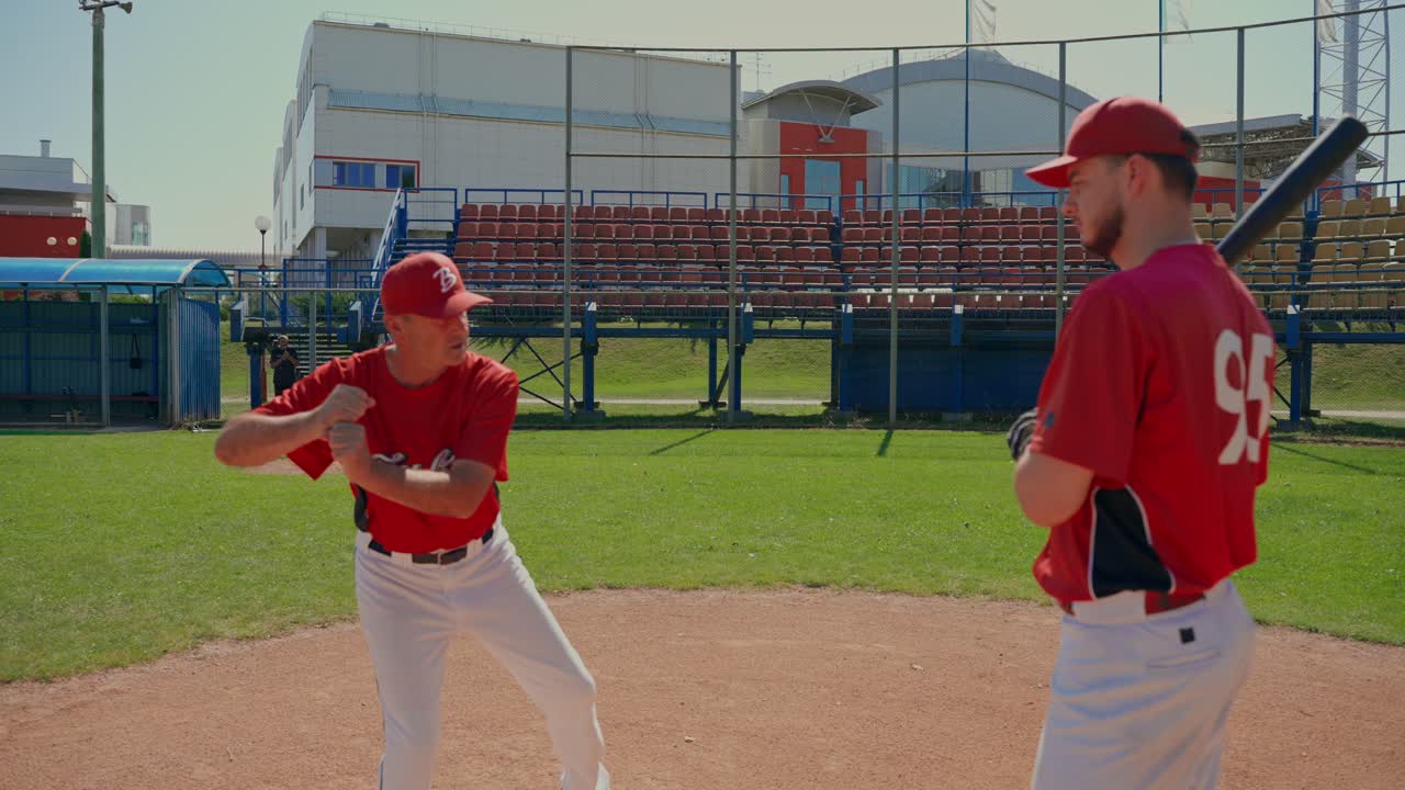 Giocatori di baseball che si allenano sul campo