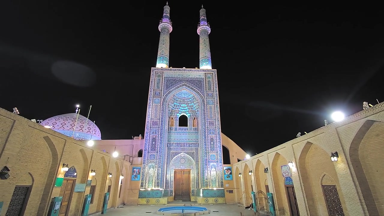 Nhà thờ Hồi giáo Jameh ở Yazd được chiếu sáng vào ban đêm