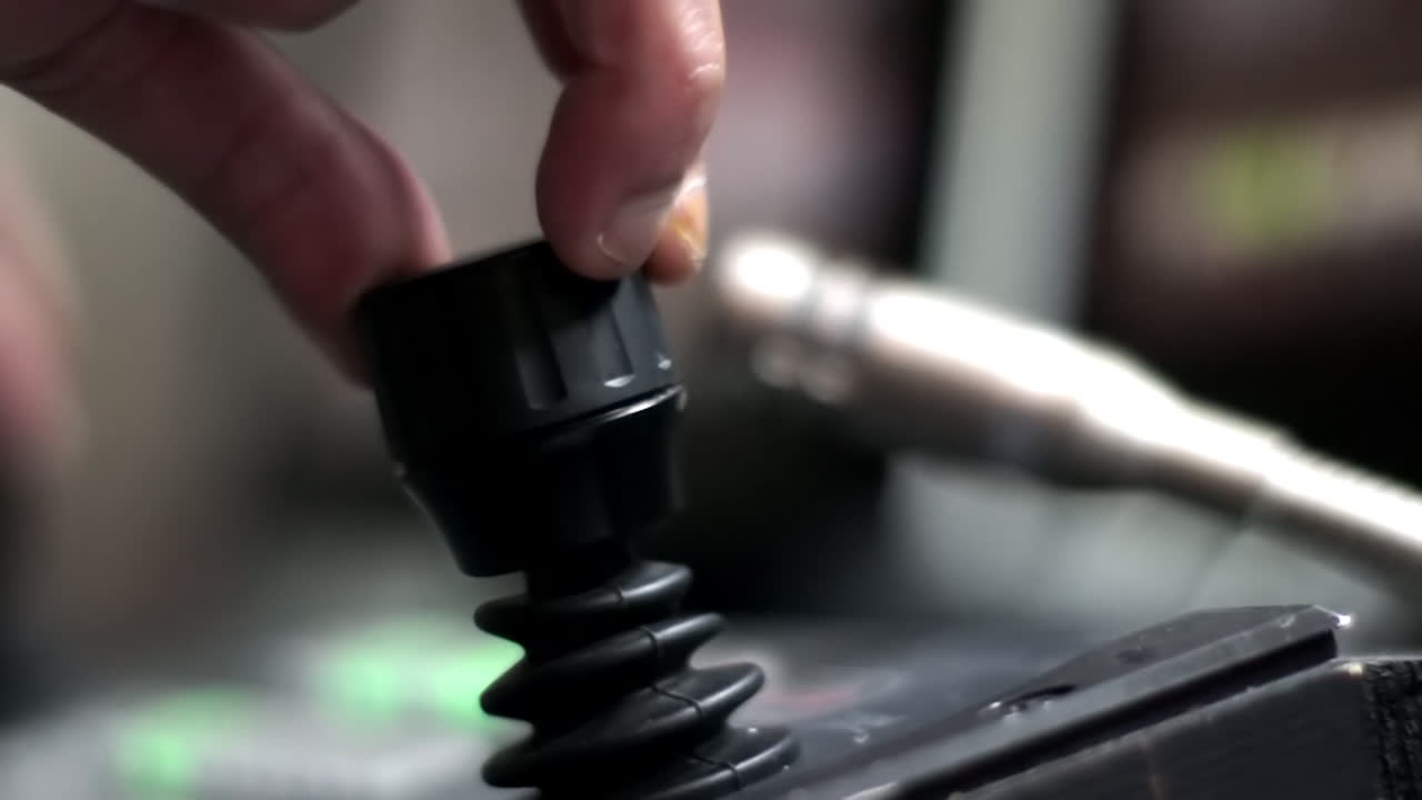 manipulación manual de un panel de control