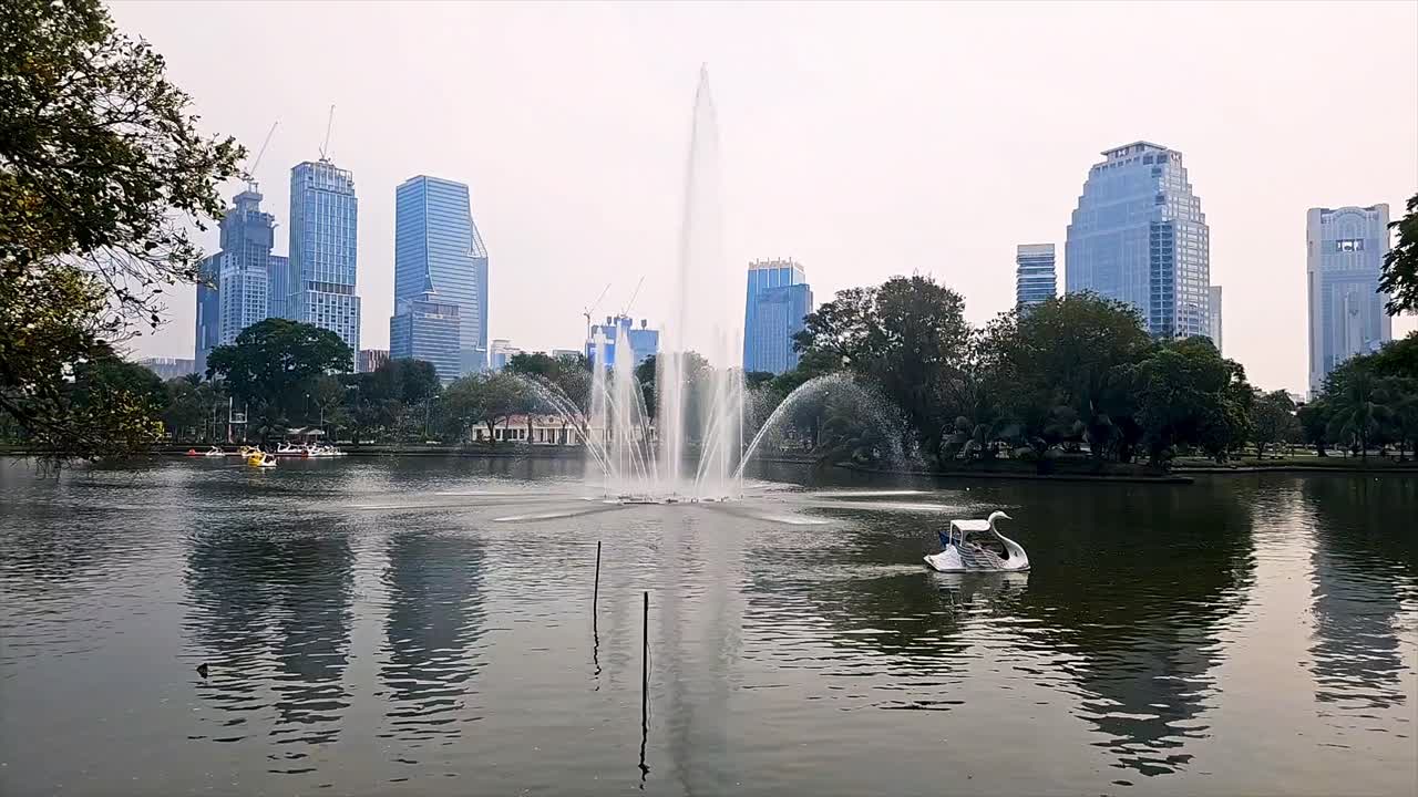 피니 파크 (lumpini park, bangkok) 에서 해가 뜨는 모습, 스카이 라인과 호수, 평화로운 아침, 놀라운 태국