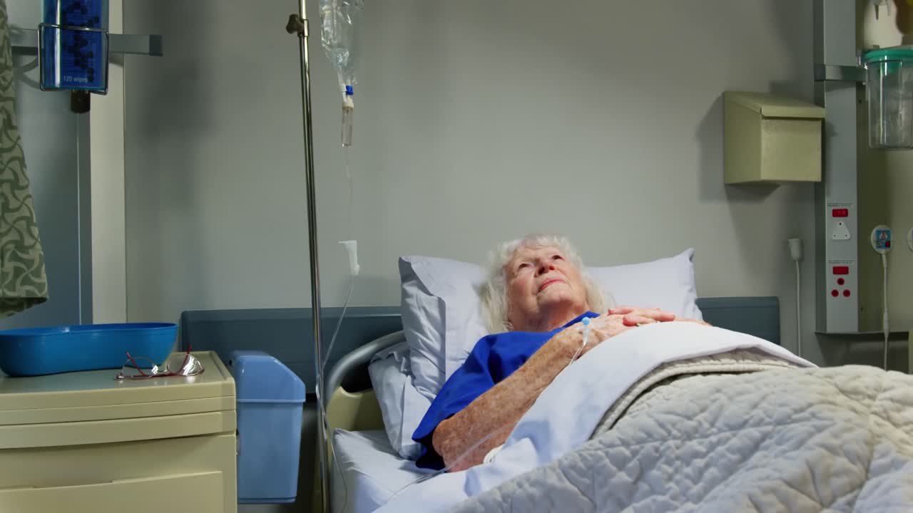 paciente mayor activo relajándose en el pabellón 4k