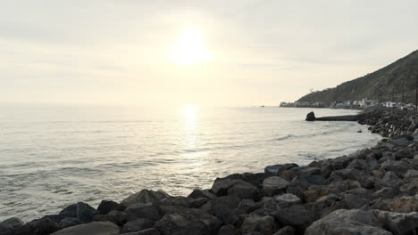 Nostalgie-An-Der-Felsigen-Küste-Des-Big-Rock-Beach-In-Malibu,-Kalifornien-Zur-Goldenen-Stunde