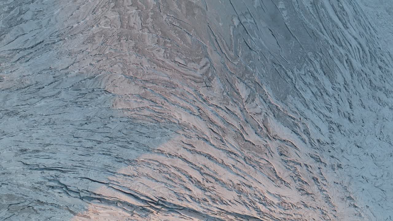 남티롤과 북티롤을  ⁇ 는 험준한 봉우리 가운데 한때 강력한 빙하가 이제 아침  ⁇ 의 포옹 아래 후퇴의 징후를 드러 ⁇ 니다.