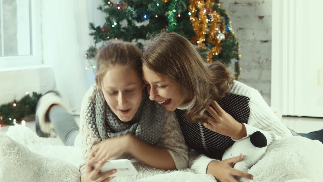 크리스마스를 축하하는 두 여인