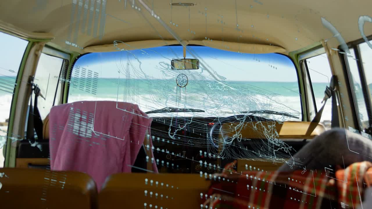 Intérieur de camping-car affichant une superposition de carte numérique en rendu 3D, avec attrape-rêves et jambes en jean.