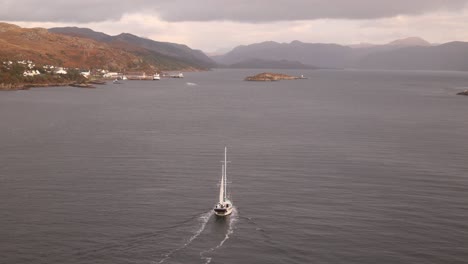 barco de vela flotando por un pintoresco río en la isla de skye en las tierras altas de escocia