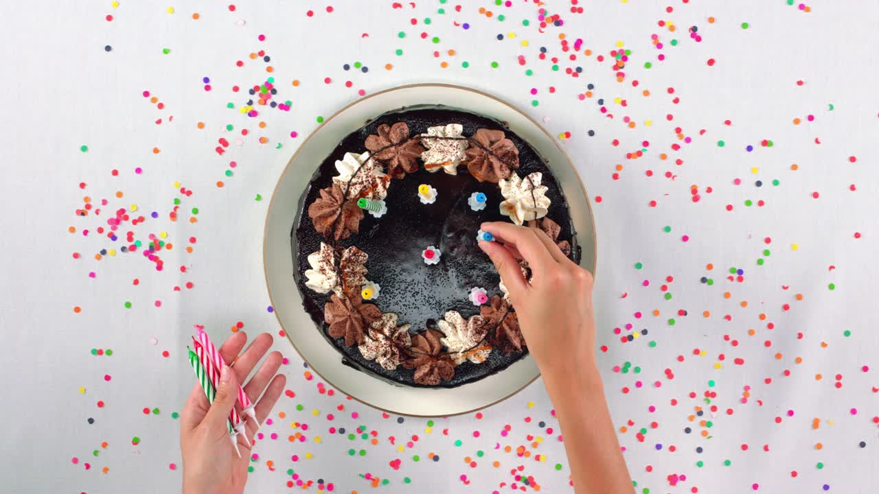 pastel de cumpleaños decorado con más velas