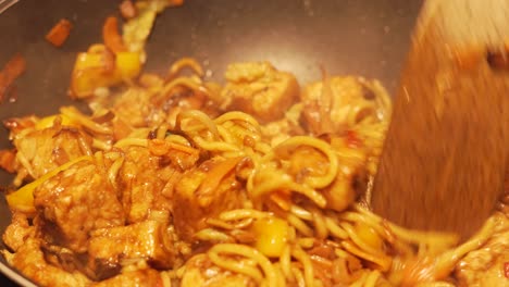 frito a cámara lenta con pimientos de tofu verduras cocinando en wok caliente