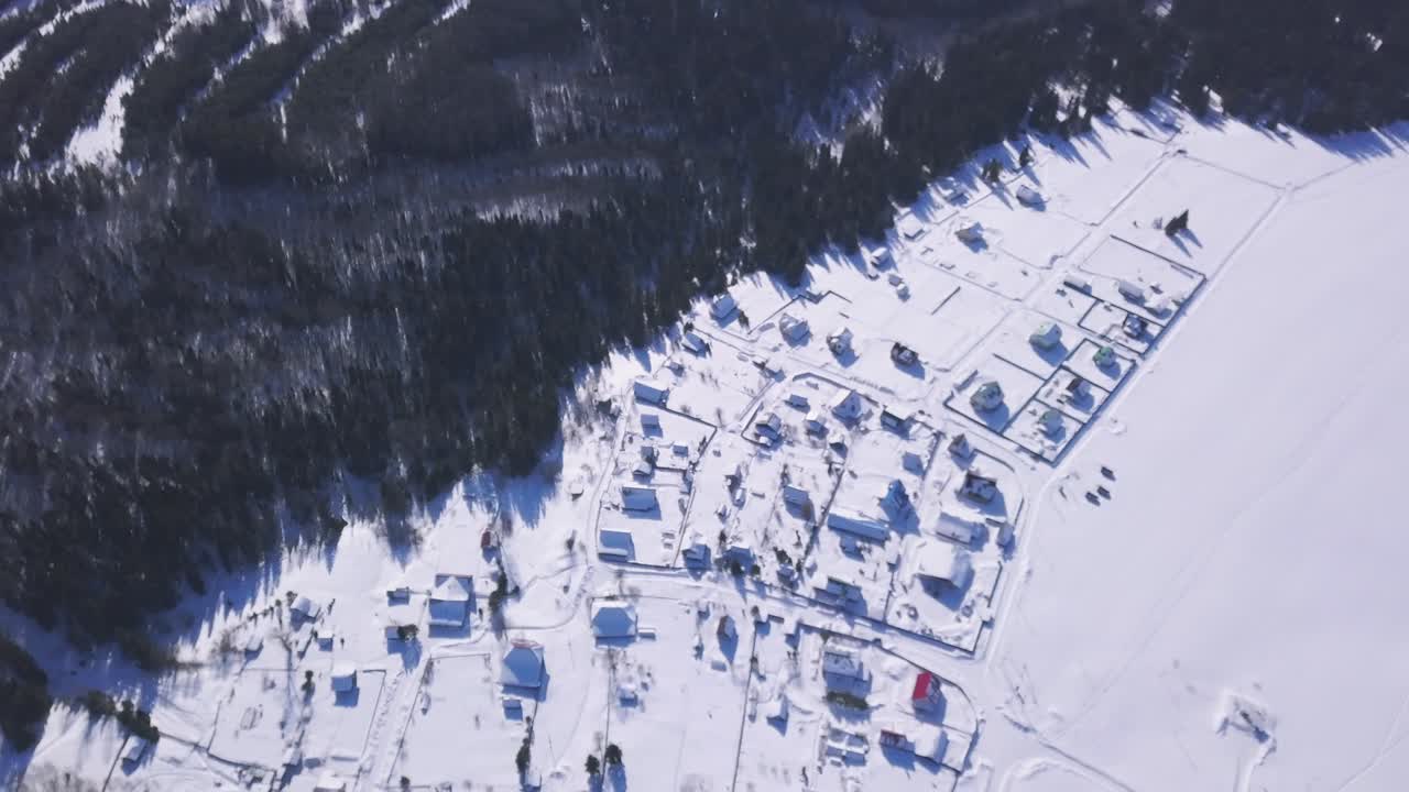 눈 인 산 마을 의 공중 사진