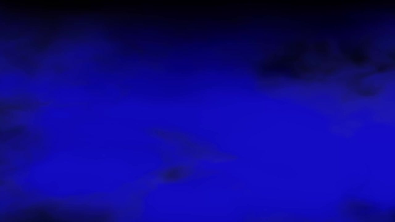 Cielo notturno blu scuro suggestivo con nuvole temporalesche in movimento e pioggia che cade, loop continuo