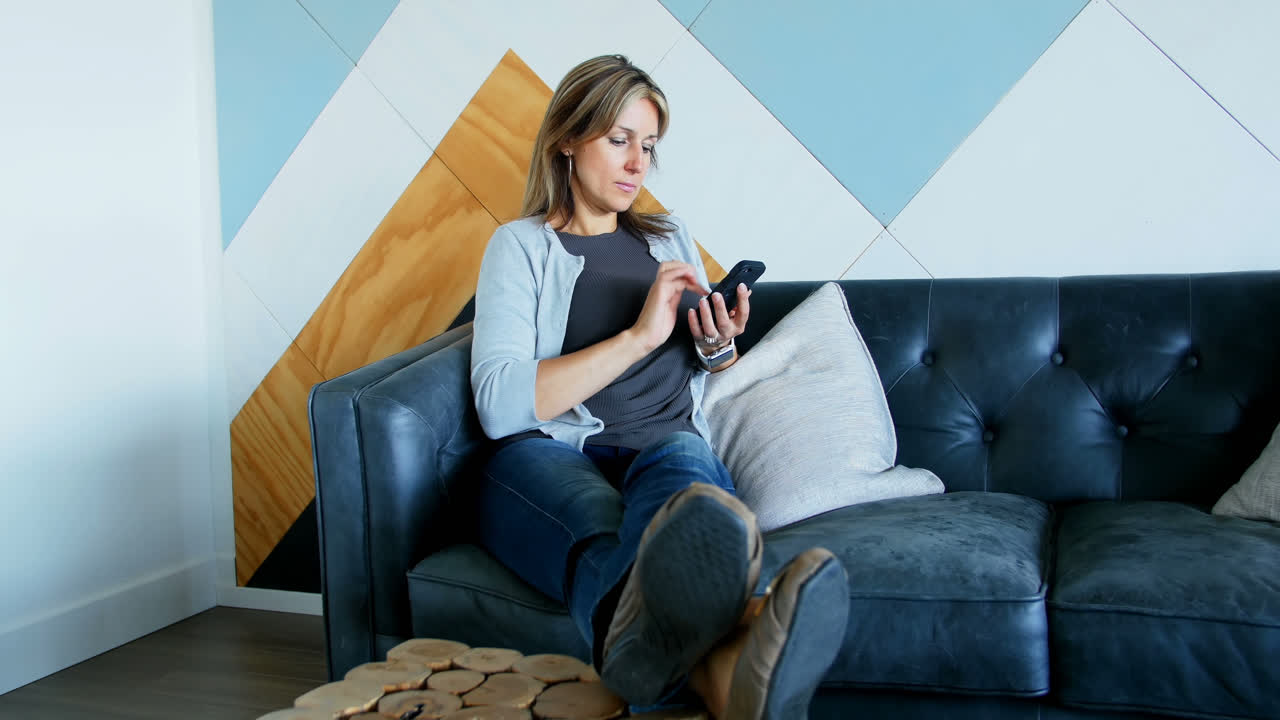 mujer ejecutiva hablando por teléfono móvil 4k