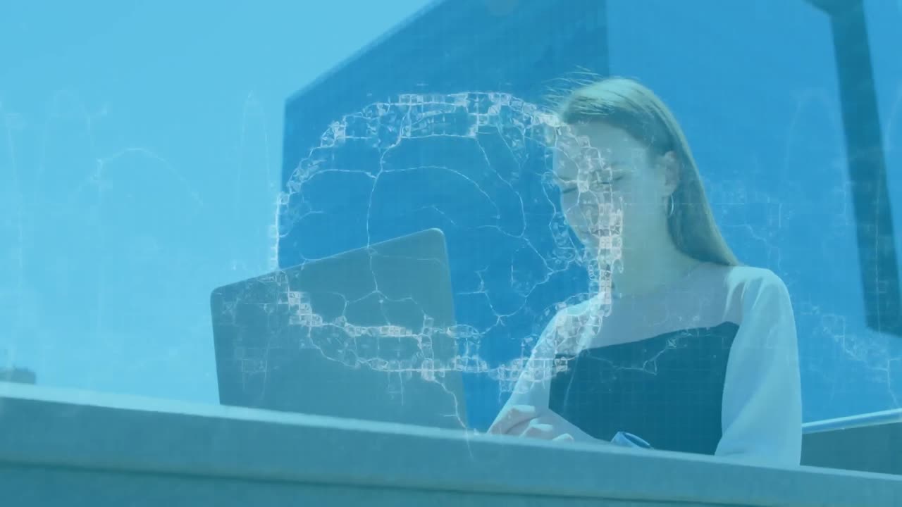 animación del cerebro humano girando sobre una mujer de negocios usando una computadora portátil