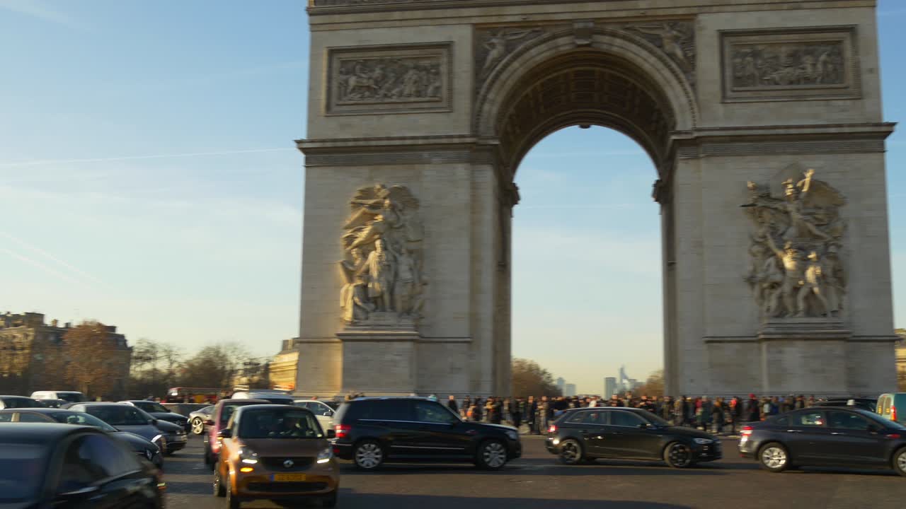 francia hora de puesta de sol ciudad de parís famoso arco del triunfo círculo de tráfico frente panorama 4k