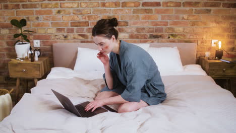 mujer en el dormitorio