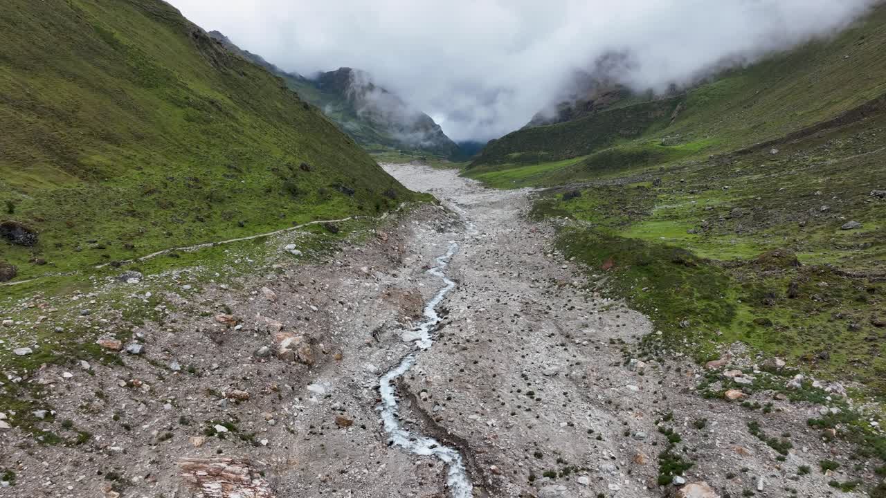 vista aérea de drones en la parte superior de salkantay trek desde cusco a machu picchu en los andes peruanos durante una mañana soleada y nublada, perú, américa del sur, el camino en salkantay trek, perú