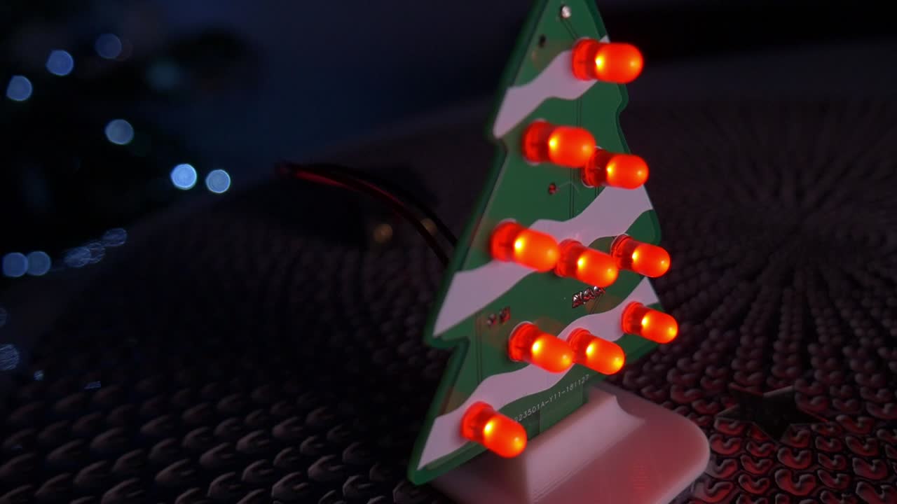 pequeño árbol de navidad eléctrico hecho de pcb y leds