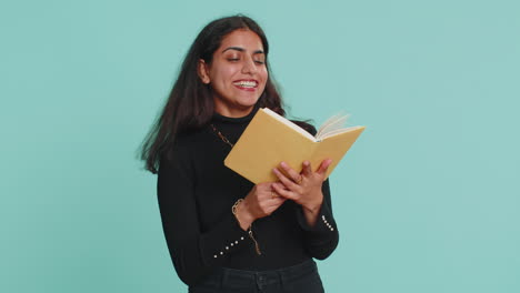 Mujer-Hindú-Feliz-Leyendo-Un-Libro-De-Cuentos-De-Hadas-Interesante-Y-Divertido,-Pasatiempo-De-Ocio,-Educación,-Aprendizaje