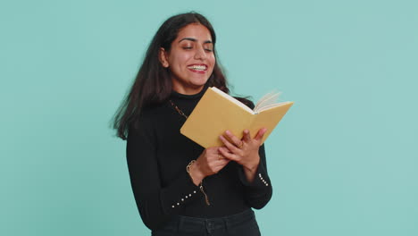 mujer hindú feliz leyendo divertido interesante libro de cuentos de hadas, ocio pasatiempo, educación, aprendizaje