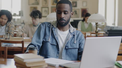 estudiantes que estudian en una biblioteca