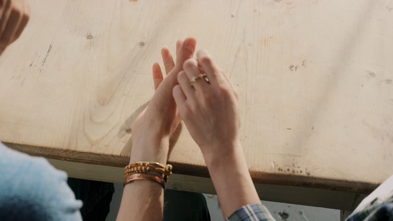 joven pareja caucásica romántica excitada nerviosa tomándose de las manos