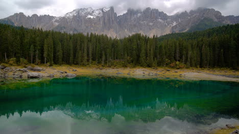 lago carezza en las dolomitas occidentales, italia