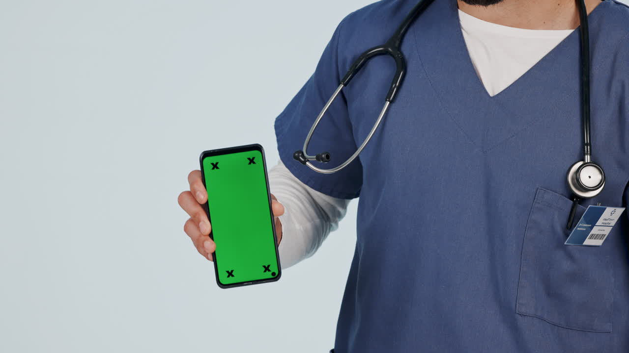 Enfermera, teléfono con pantalla verde y mano de 'ok'