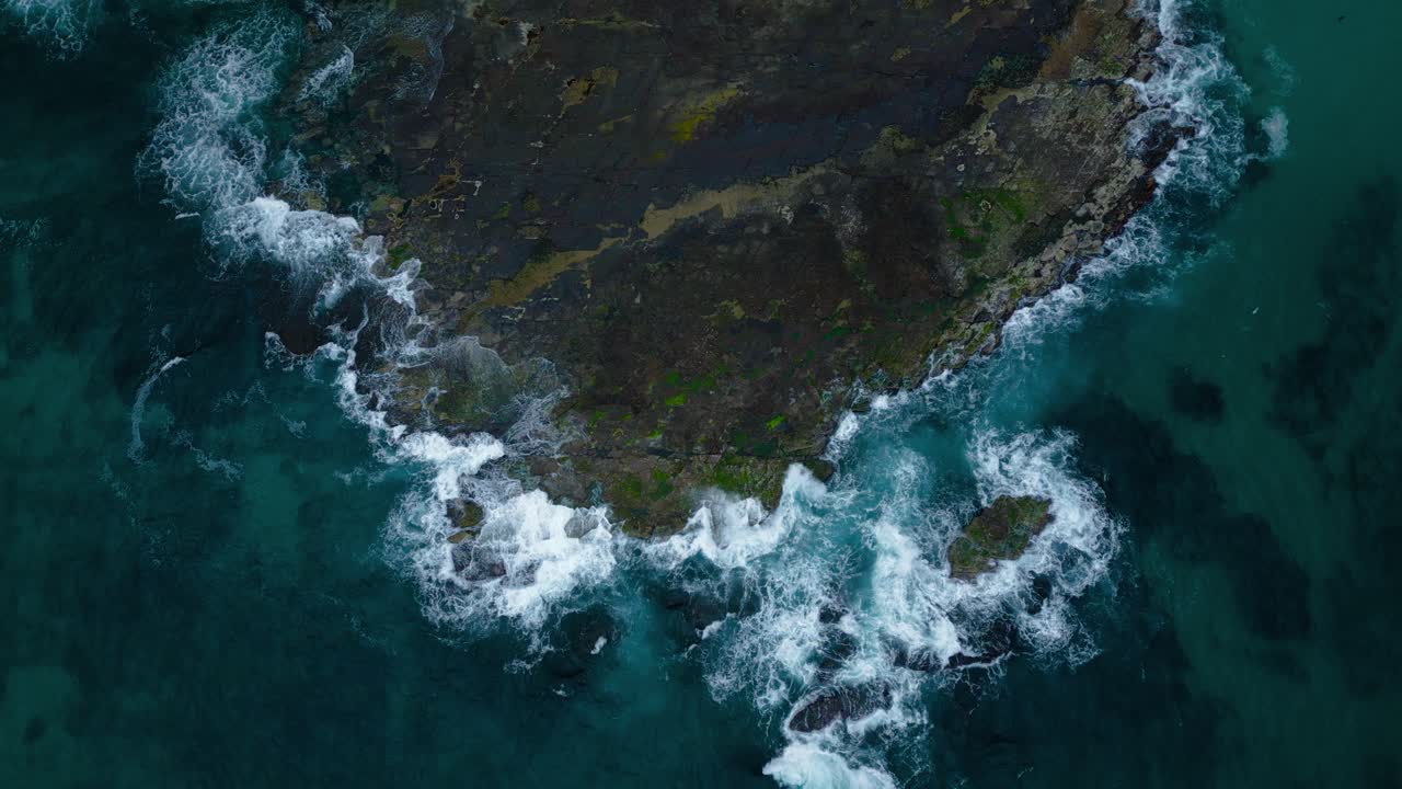 estante de roca acantilado junto al mar playa bahía costa del mar en nueva gales del sur, queensland y victoria, australia