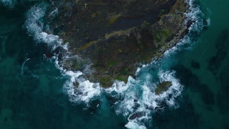 Rock-shelf-cliff-seaside-beach-bay-sea-coast-in-New-South-Wales,-Queensland-and-Victoria,-Australia