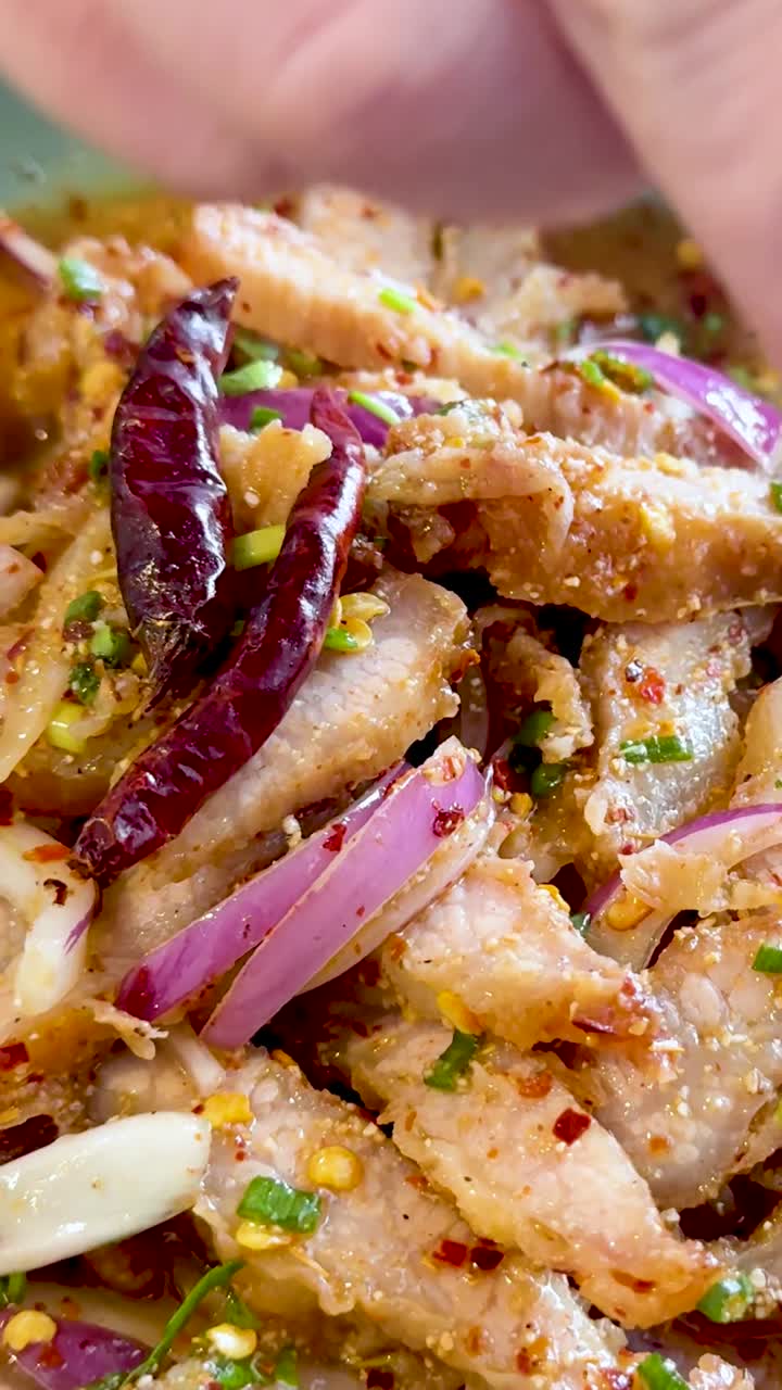 매운 돼지고기 러드 위 에 손 으로 라임 을 는 것