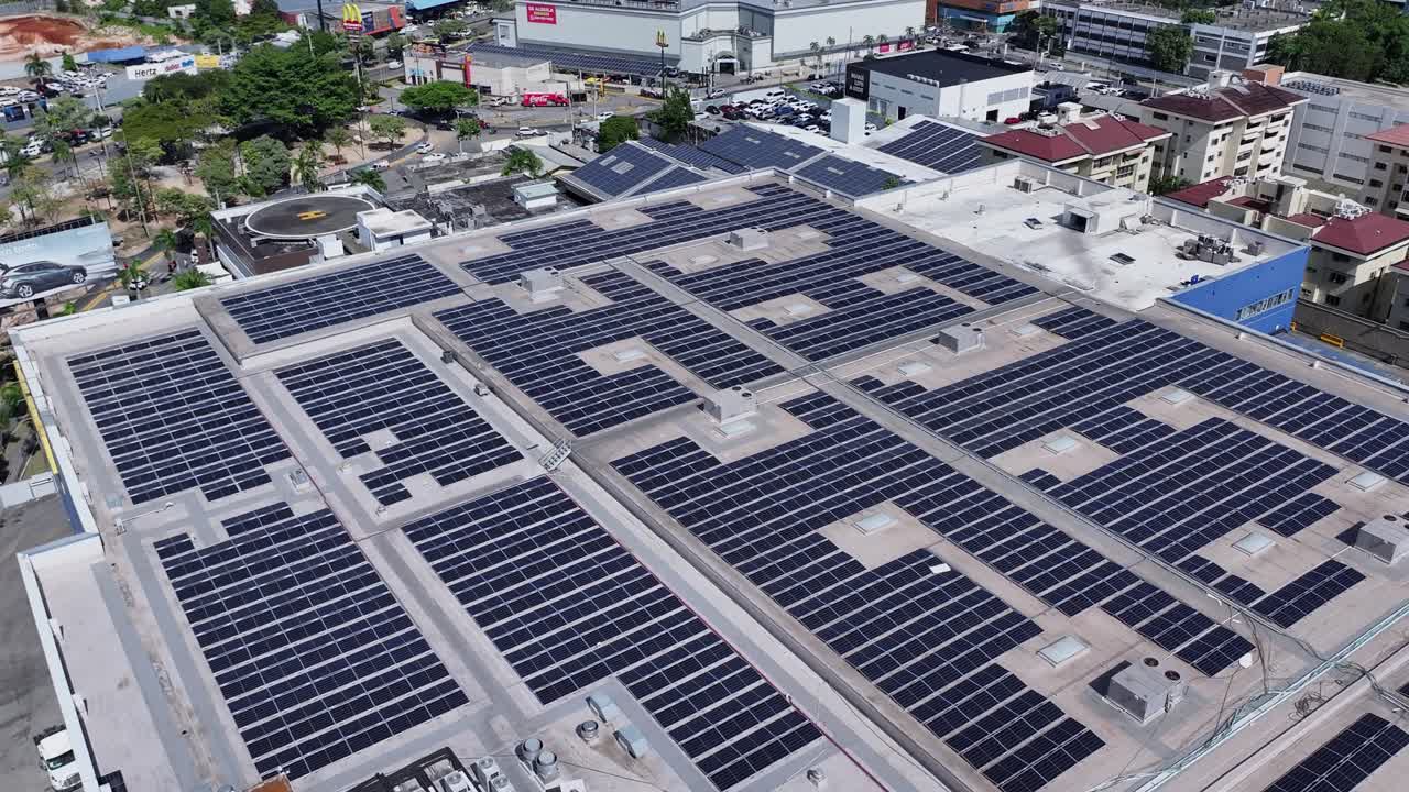vista aérea de un avión no tripulado del techo de un edificio comercial en la ciudad, con paneles solares instalados
