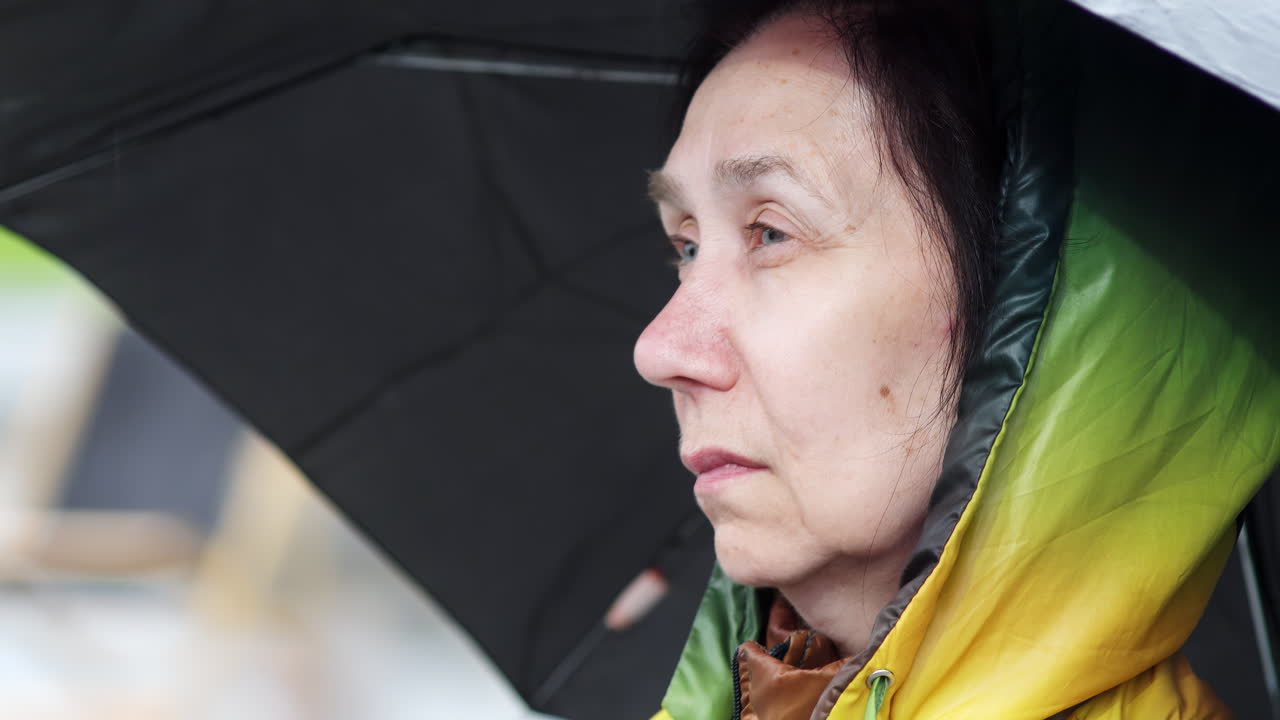 비가 오는 날에 우산 에 있는 여자