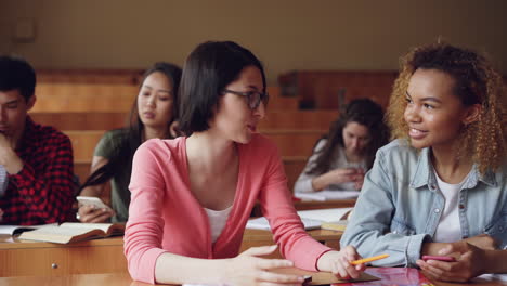 estudiantes discutiendo en un aula