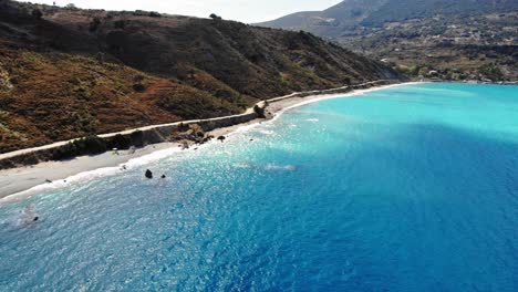 Malerischer-Blick-Auf-Den-Strand-Von-Agia-Kiriaki-In-Kefalonia,-Griechenland---Drohnenaufnahme-Aus-Der-Luft