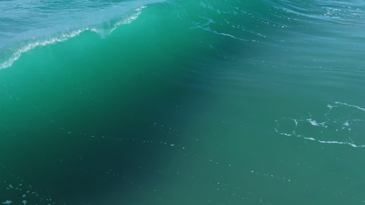 las olas del océano turquesa rodando en cámara lenta en la playa de praia de valcovo, españa
