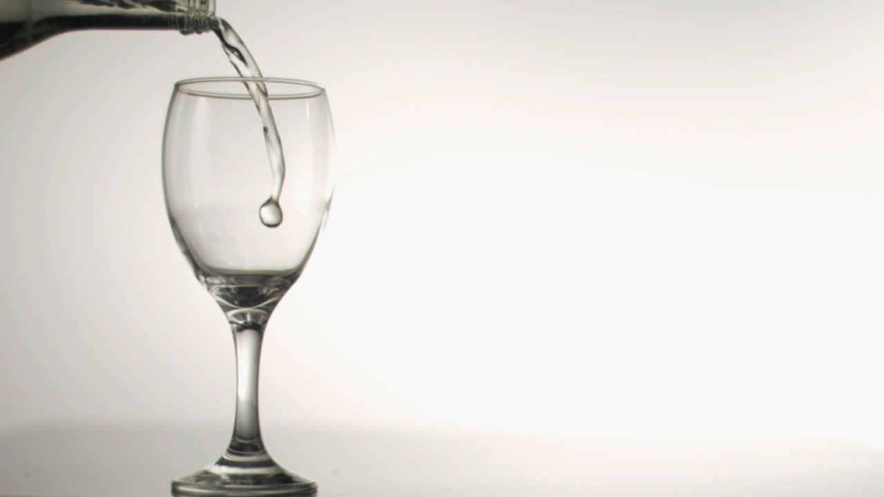 슈퍼 슬로 모션으로 채워진 화이트 와인