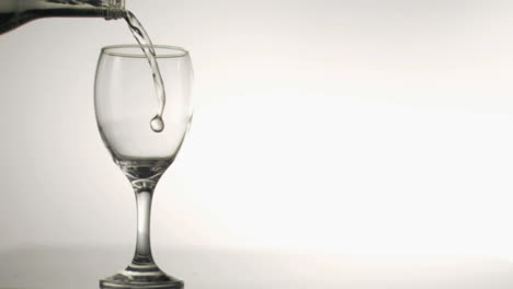 vino blanco lleno en cámara súper lenta