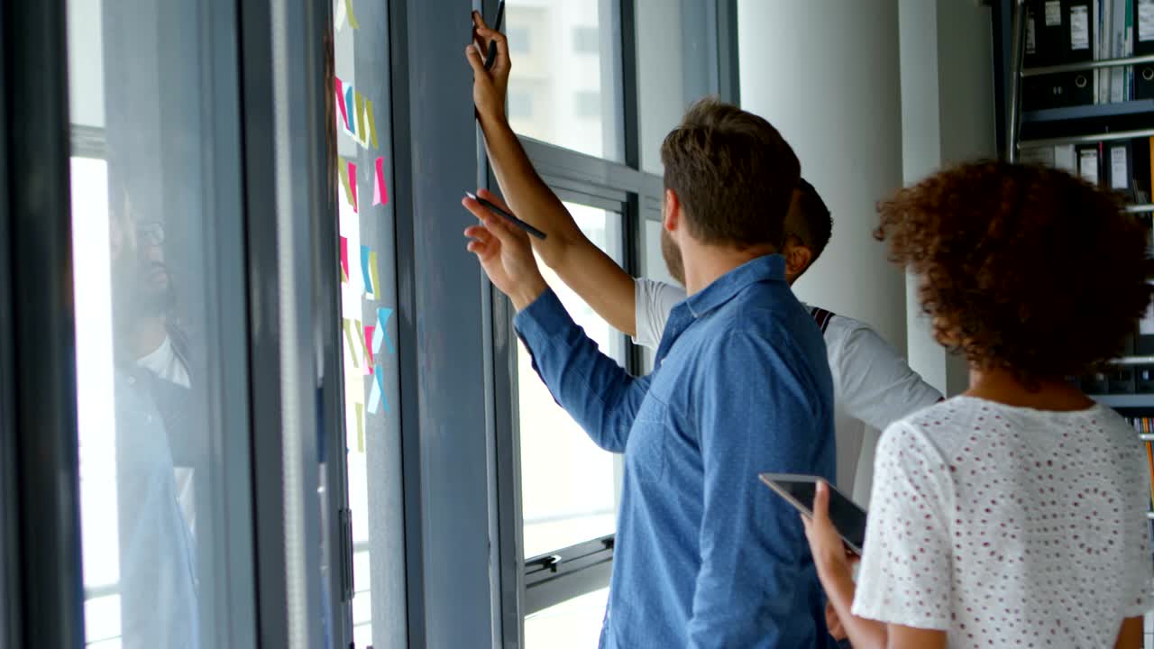 colegas de negocios escribiendo en notas adhesivas 4k