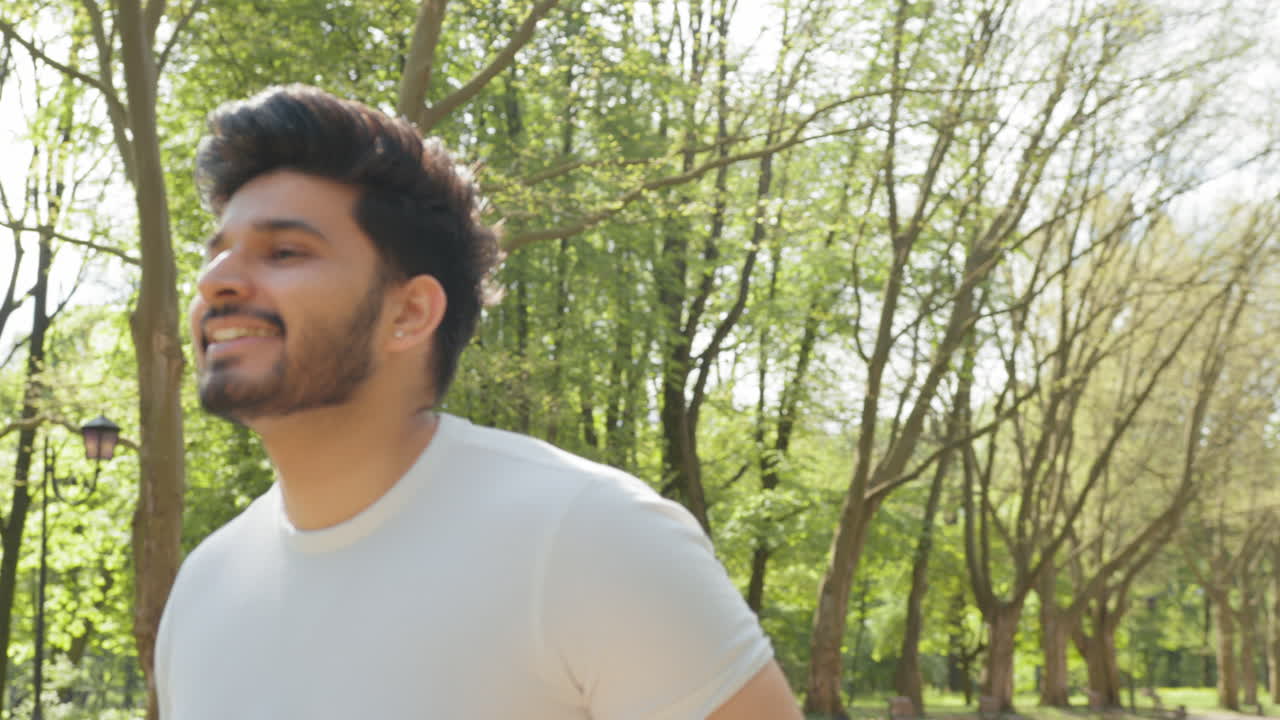 공원에서 달리는 남자