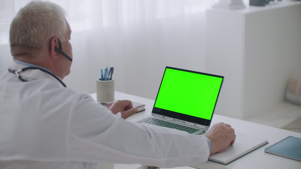 cita en línea con el terapeuta el médico está usando portátil con pantalla verde para la sesión de telemedicina de tecnología chroma key