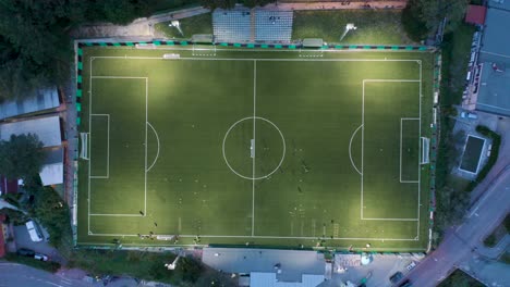 Vista-Estática-De-Arriba-Hacia-Abajo-De-Un-Campo-De-Fútbol-Desde-Una-Versión-Rápida-De-Drones