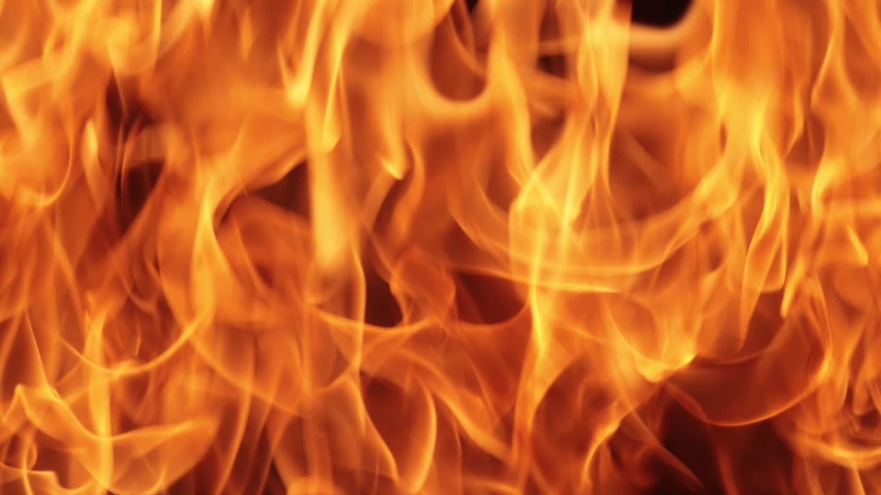 Fiamme su sfondo nero al rallentatore