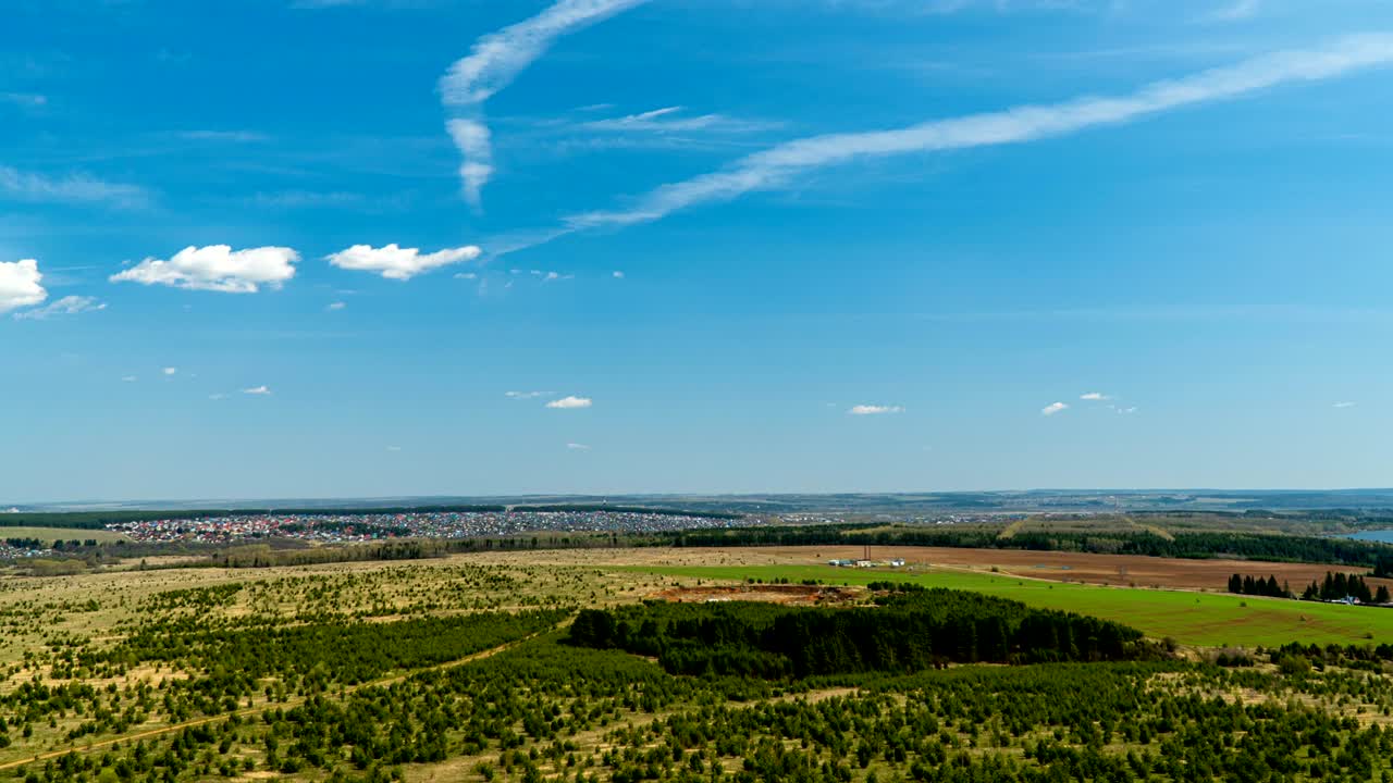 아름다운 여름 풍경의 항공 영상, 평평한 지형 위를 날아다니는, 타임 스, 새의 시야에서 아름다운 여름 풍경을, 비디오 루프
