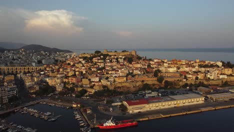 Luftaufnahme-Eines-Malerischen-Hügels-Mit-Alter-Festung-Und-Römischem-Aquädukt-In-Kavala,-Griechenland-Bei-Sonnenuntergang