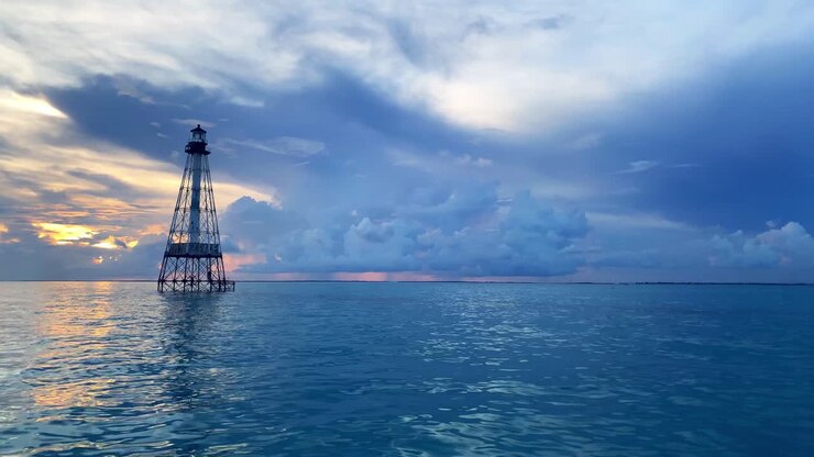 Clip di acqua calma e un faro ad Alligator Reef nelle Florida Keys, USA.
